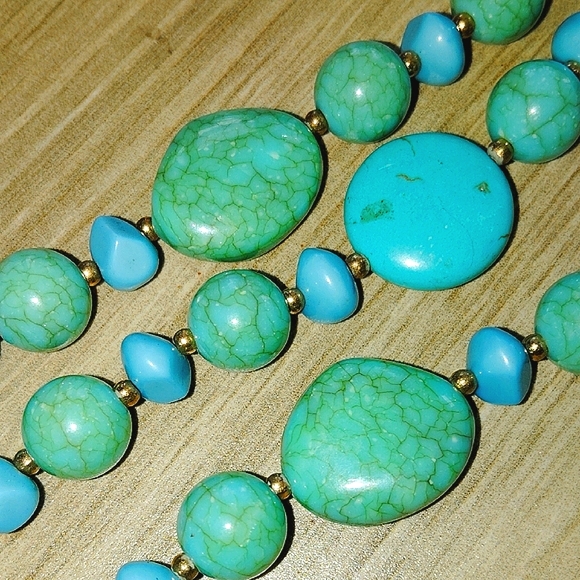 Elegant Three-Strand Blue Lucite Beaded Necklace - Picture 3 of 6